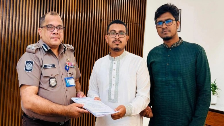 পুলিশের সামনেই হামলা করে ছাত্রদল : অভিযোগ সাদিক কায়েমের