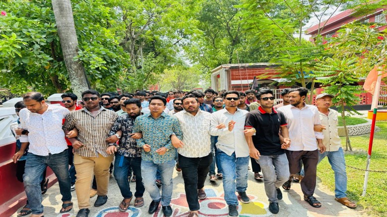 রাজশাহী কলেজে ছাত্রশিবিরের বিরুদ্ধে ছাত্রদলের বিক্ষোভ মিছিল