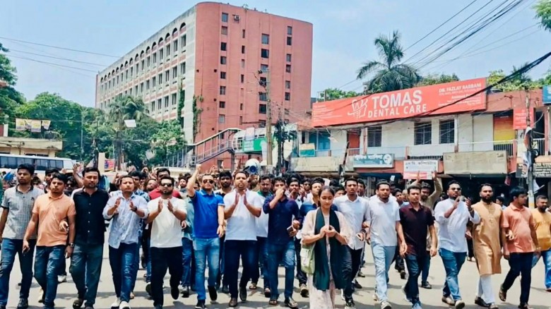 চট্টগ্রামের ঘটনার প্রতিবাদে কবি নজরুল কলেজ ছাত্রদলের বিক্ষোভ