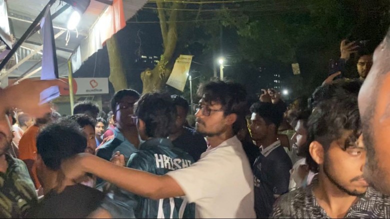 জাবিতে দোকানকর্মীর গায়ে হালিম ছুড়লেন জাকসু নেতা