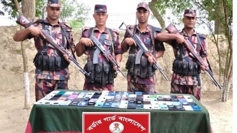 চাঁপাইনবাবগঞ্জ ৫৩ বিজিবির অভিযানে বিপুল পরিমান ভারতীয় মোবাইল ফোন জব্দ