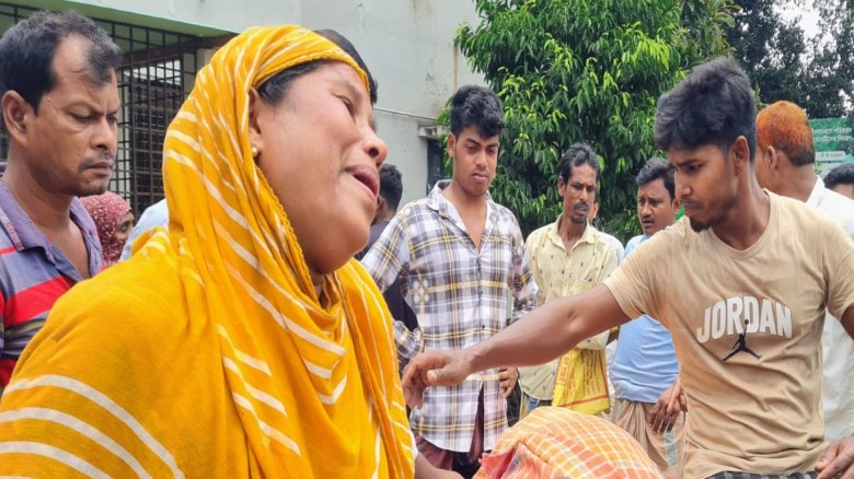 বিদ্যুৎস্পৃষ্টে এক ব্যক্তির মৃত্যু  স্ত্রী হাসপাতালে