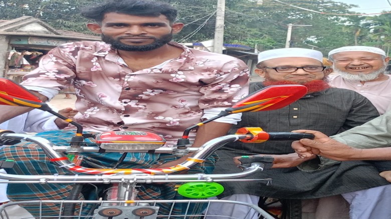 কলারোয়ায় দুস্থ শ্রমিকদের মাঝে মোটরভ্যান ও ছাগল বিতরণ