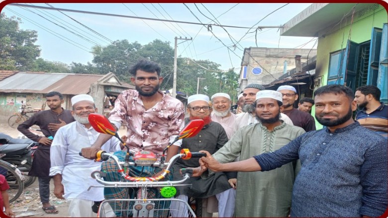 কলারোয়ায় দুস্থ শ্রমিকদের মাঝে মোটরভ্যান ও ছাগল বিতরণ-