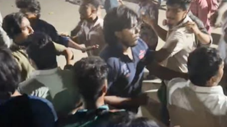 জুবায়ের-মোসাদ্দেককে থানার ভেতরেই  পেটালেন ছাত্রদল নেতাকর্মীরা