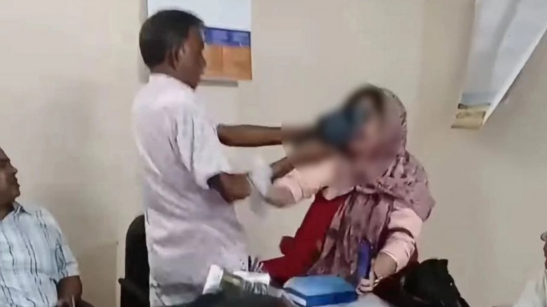 কলেজে নারী শিক্ষককে জুতা দিয়ে মারধর, অধ্যক্ষসহ আহত ৫