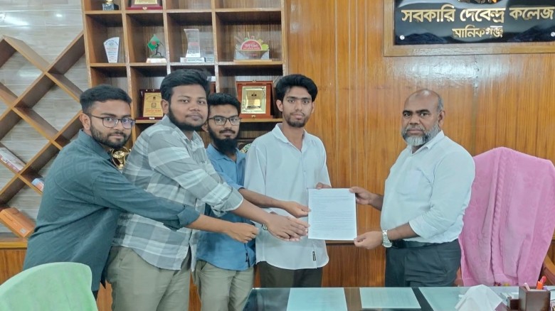 সুষ্ঠু শিক্ষার দাবিতে দেবেন্দ্র কলেজ অধ্যক্ষকে ছাত্রশিবিরের স্মারকলিপি প্রদান
