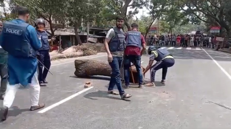 লালপুরে বিএনপির দুই গ্রুপের  সংঘর্ষে উত্তপ্ত পুরো এরাকা