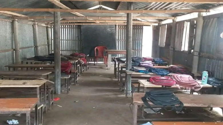 বাঞ্ছারামপুর সরকারি প্রাথমিক বিদ্যালয়ে তীব্র গরমে পাঠদান কার্যক্রম মারাত্মকভাবে ব্যাহত হচ্ছে।