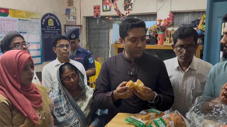 পরিদর্শনে গিয়ে মিড ডে মিলে দুর্গন্ধ পেলেন প্রতিমন্ত্রী