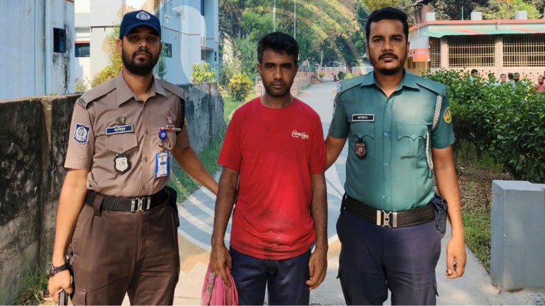 রুয়েট ক্যান্টিনের খাবারে ভেজাল মেশানোর অভিযোগে কর্মচারীকে পুলিশে সোপর্দ