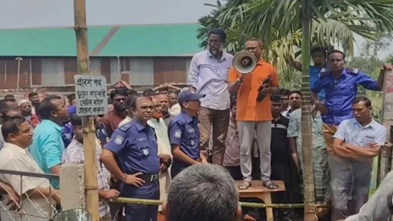 পাম্পে ফুয়েল কার্ড চেক করার সময় ইউএনও’র ওপর হামলা, আহত বডিগার্ড