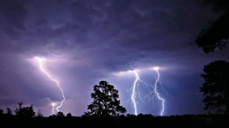 সারা দেশে বজ্রপাতে অন্তত ১২ জনের মৃত্যু