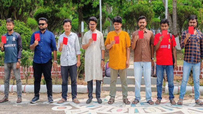 ক্যাম্পাসে সহিংসতা ও আধিপত্যবাদের  বিরুদ্ধে ইবিতে লাল কার্ড প্রদর্শন