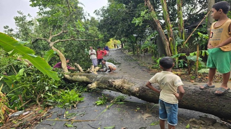 গাইবান্ধার গোবিন্দগঞ্জে ভয়াবহ কালবৈশাখীর  তাণ্ডবে বহু পরিবার আশ্রয়হীন