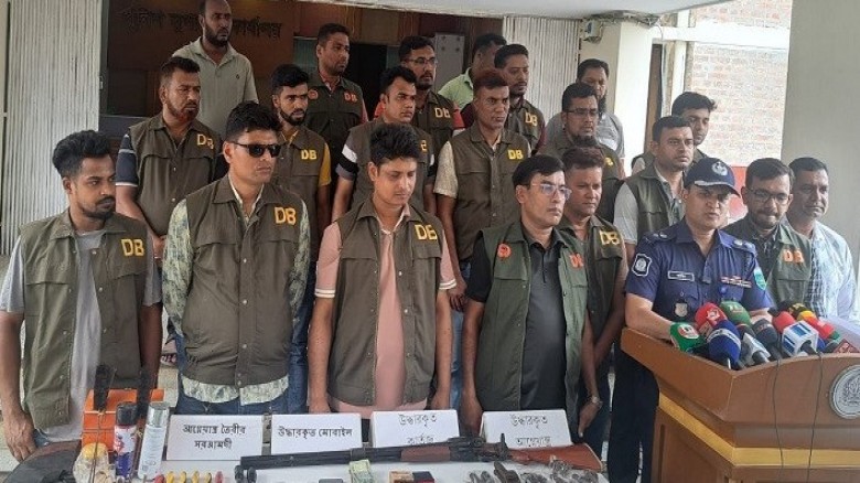 পাবনায় ডিবির বিশেষ অভিযান: অস্ত্র-গোলাবারুদসহ ৩ জন গ্রেফতার