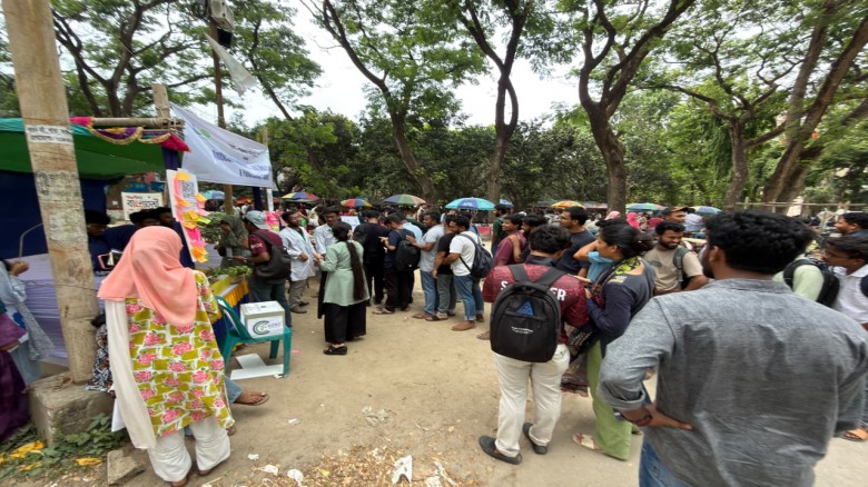 ইবিতে চলছে সিসিআরটিবির তিন দিনব্যাপী অ্যান্টিক্যান্সার ফল বিতরণ কর্মসূচি