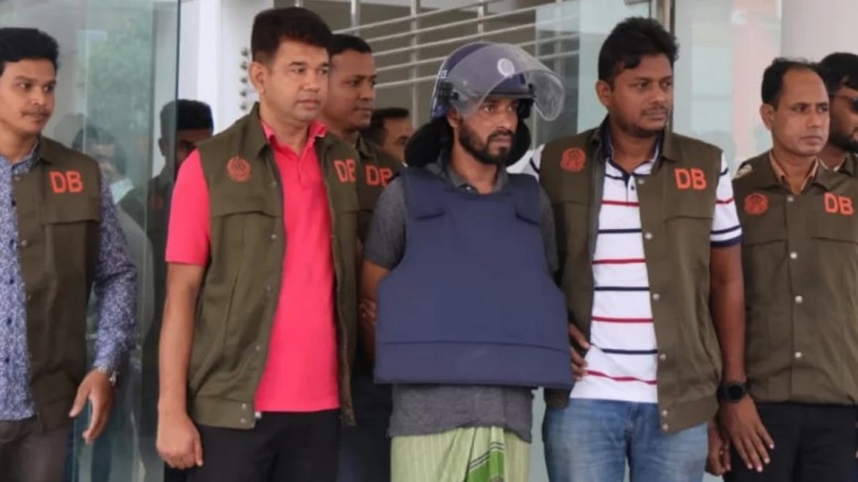 চট্টগ্রামে বিপুল অস্ত্র-গুলিসহ শীর্ষ সন্ত্রাসী মনা গ্রেপ্তার