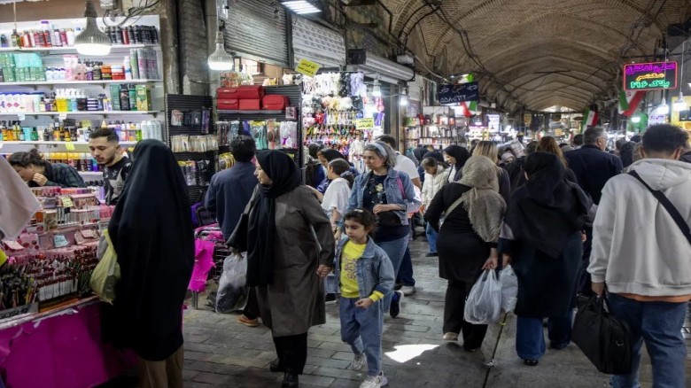 ইরানে যুদ্ধের কারণে লক্ষ লক্ষ মানুষ বেকারত্বের সম্মুখীন
