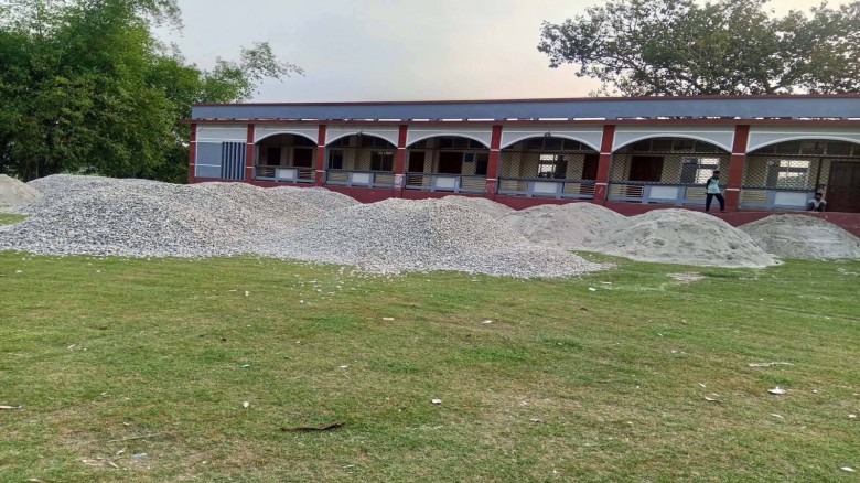 কলেজ মাঠে পাথর–বালু রাখায় বন্ধ খেলাধুলা, অপসারণে প্রশাসনের হস্তক্ষেপ দাবি