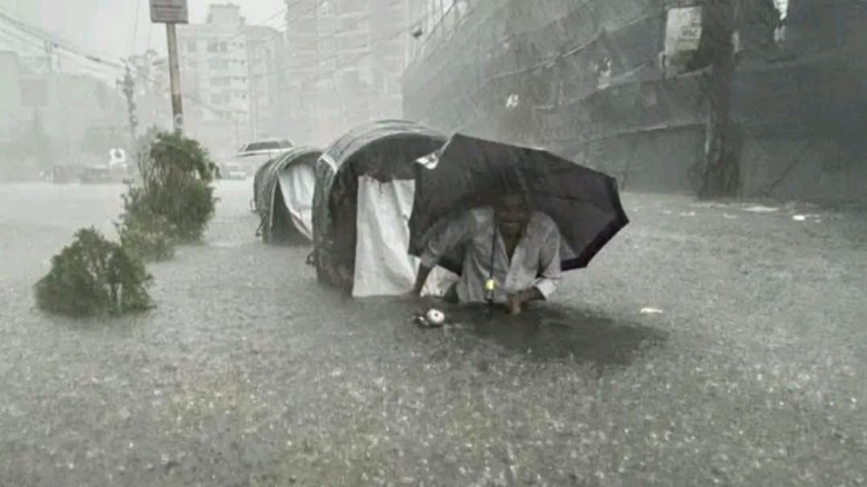 ভারি বৃষ্টিতে চট্টগ্রামে বুক সমান পানি