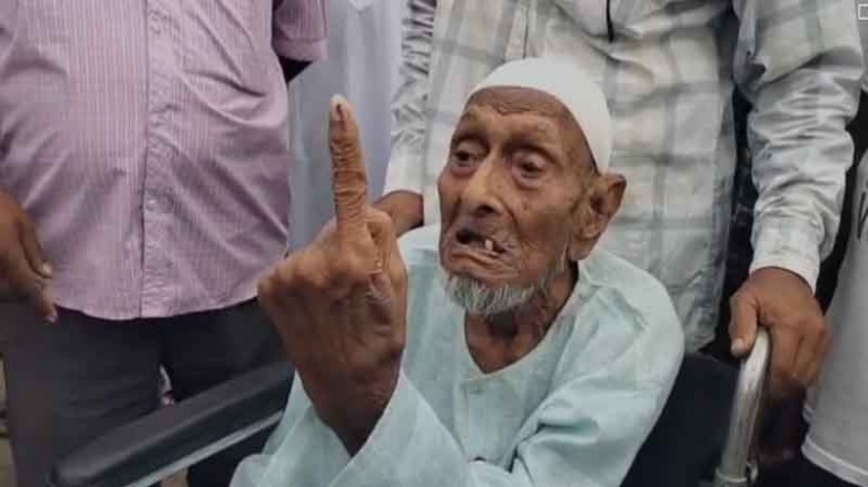 ১০৪ বছর বয়সে বুথে গিয়ে ভোট দিলেন প্রবীণ ভোটার