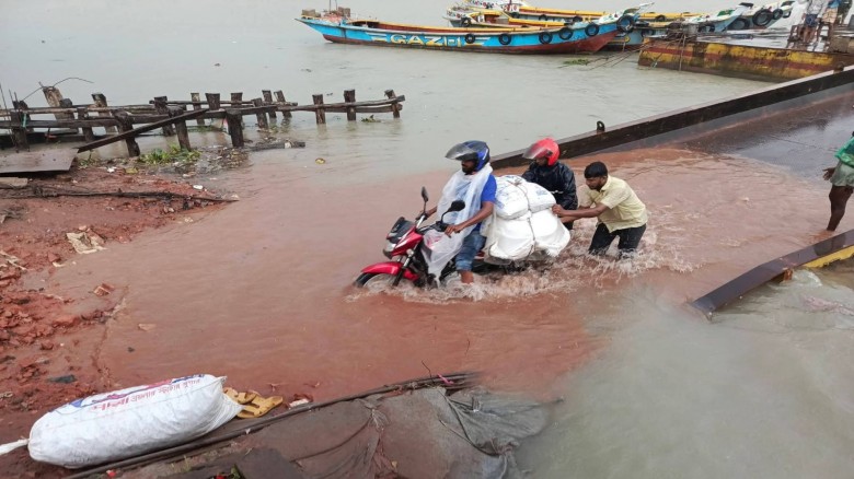 কালবৈশাখীর তীব্র ঝড়ে যাতায়াত করা প্রায় অসম্ভব