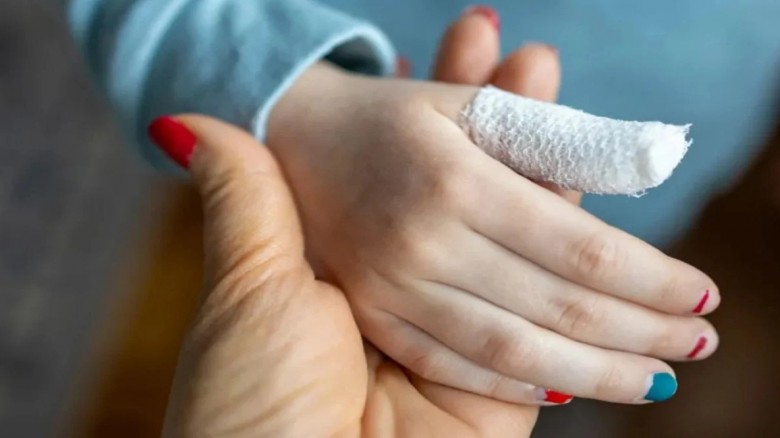 ছেলের ক্যান্সার সাজিয়ে বিলাসী জীবন: পাষণ্ড মায়ের ৪ বছর জেল