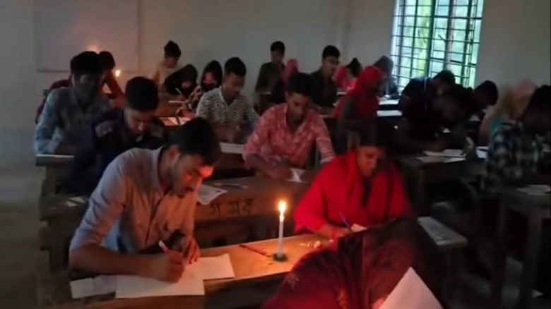 বিদ্যুৎহীনতায় মোমবাতির আলোয় পরীক্ষা, গলাচিপায় ভোগান্তিতে শিক্ষার্থীরা!