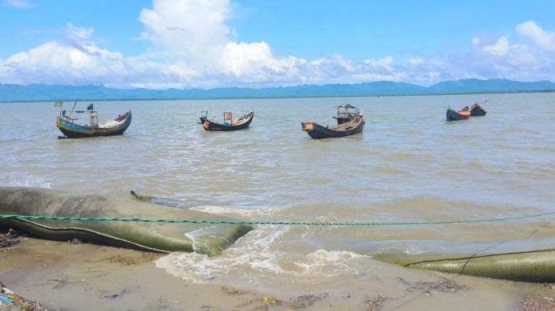 নাফ নদী থেকে ৭ জেলেকে ধরে নিয়ে গেছে আরাকান আর্মি