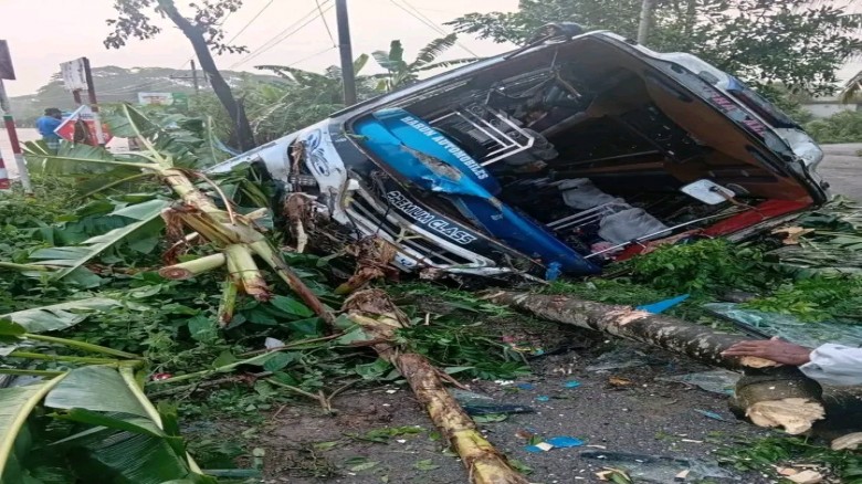 ঢাকা থেকে বরগুনা ছেড়ে আসা আব্দুল্লাহ পরিবহন বাস খাদে