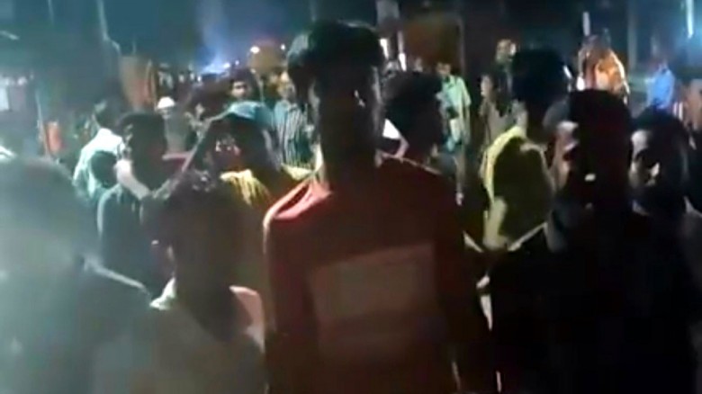গাইবান্ধা  গোবিন্দগঞ্জে ঝড়ের পর  টানা ৫ দিন বিদ্যুৎ নেই, প্রতিবাদে সড়ক অবরোধ