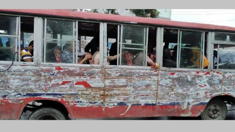 বাসে জানালার রড অপসারণ ও জরুরি বহির্গমন নিশ্চিতের নির্দেশ