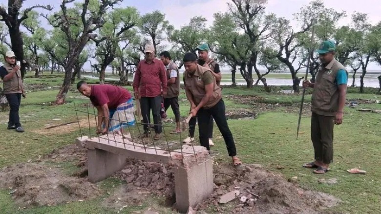 বরগুনায় বেঞ্চ নির্মাণ ঘিরে ২ সরকারি দপ্তরের দ্বন্দ্ব, নষ্ট লক্ষাধিক টাকা