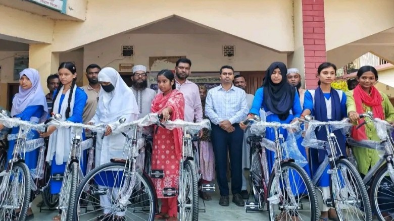 গাইবান্ধার ফুলছড়িতে দরিদ্র শিক্ষার্থীদের