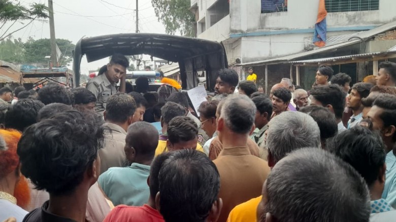 কালাইয়ে স্কুল ভবনে মাদক সেবন   অভিযান চালিয়ে আটক ৬