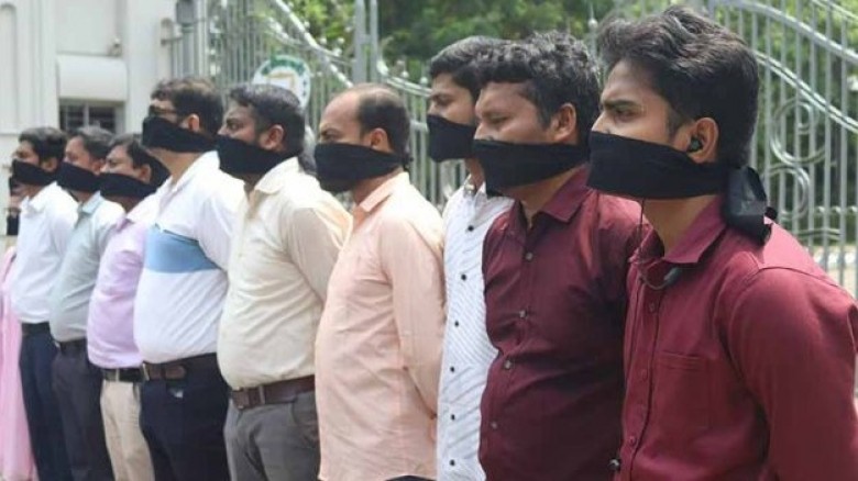 সুপ্রিম কোর্টে গণমাধ্যমকর্মীদের প্রবেশাধিকার ফিরিয়ে দিতে মানববন্ধন