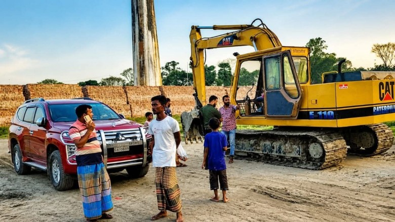 কৃষিজমি রক্ষায় প্রশাসনের কঠোর অভিযান, ভেকু জব্দ