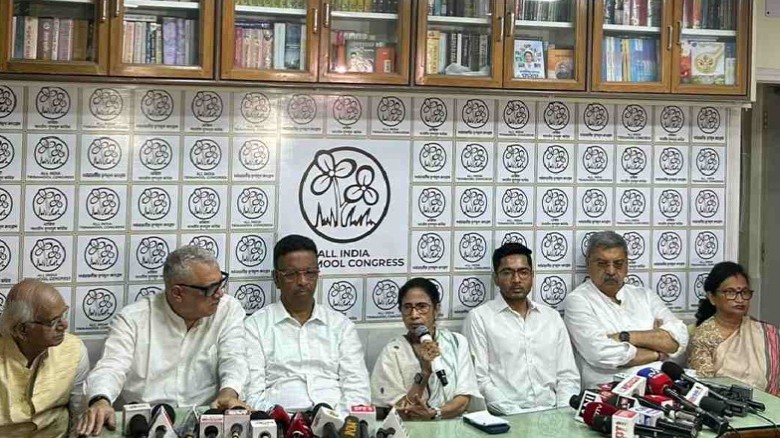 পদত্যাগ না করার ঘোষণা মমতার
