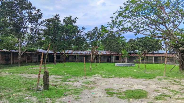 স্কুল মাঠে গাছ লাগিয়ে বন্ধ খেলাধুলা, ক্ষুব্ধ শিক্ষার্থী-যুবসমাজ