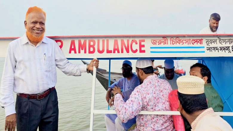 চাঁপাইনবাবগঞ্জে পদ্মার চরাঞ্চলে নিজস্ব অর্থায়নে 'নৌ অ্যাম্বুলেন্স' উদ্বোধন করলেন এমপি নূরুল ইসলাম