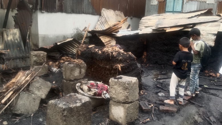 আগুনে পুড়ে সর্বস্বান্ত সেরাজুল সহায়তার হাত বাড়ানোর আহ্বান