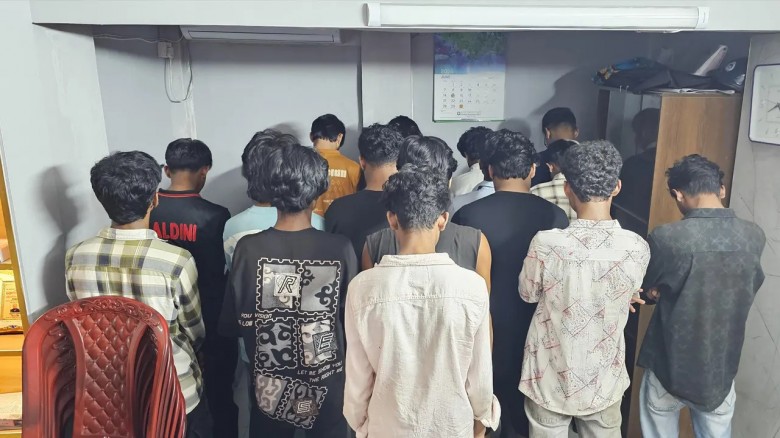 উদ্দেশ্যহীন আড্ডা, মোবাইল চালানো ও পড়াশোনা বাদ দিয়ে অযাচিতভাবে ঘুরাফেরা করায় ১৬ শিক্ষার্থী আটক।