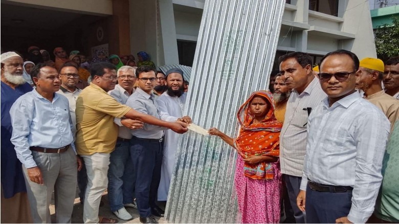 শিলাবৃষ্টি ও কালবৈশাখী ঝড়ে ক্ষতিগ্রস্ত ৮৩ পরিবারকে দেয়া হলো টিন ও নগদ অর্থ