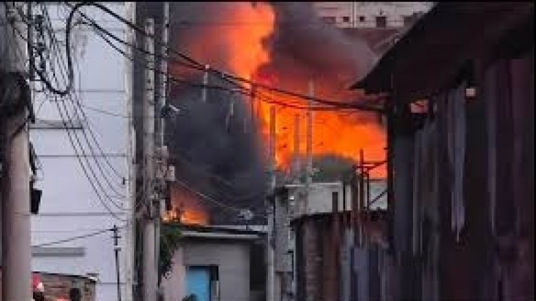 কদমতলীর সাদ্দাম মার্কেটে ফোম কারখানায় আগুন