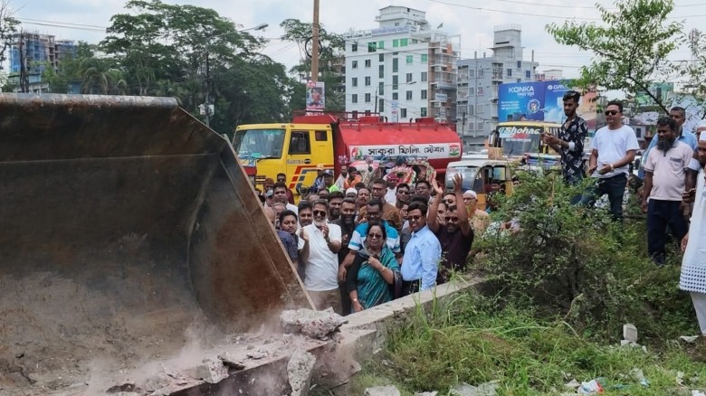 বরিশালে বিতর্কিত ‘শাহান-আরা পার্ক’ উচ্ছেদ শুরু, জনমনে স্বস্তি