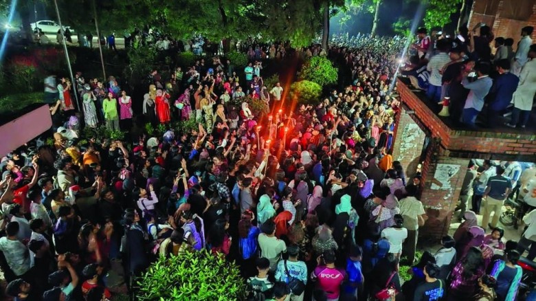 ধর্ষণচেষ্টার প্রতিবাদে রাতভর উত্তাল জাহাঙ্গীরনগর বিশ্ববিদ্যালয়