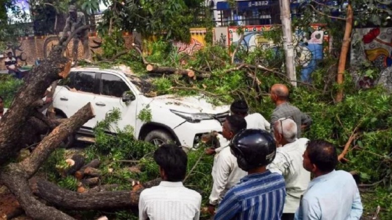 ভারতের উত্তর প্রদেশে ঝড়-বৃষ্টিতে লন্ডভন্ড ৩০ জেলা, নিহত ৮৯