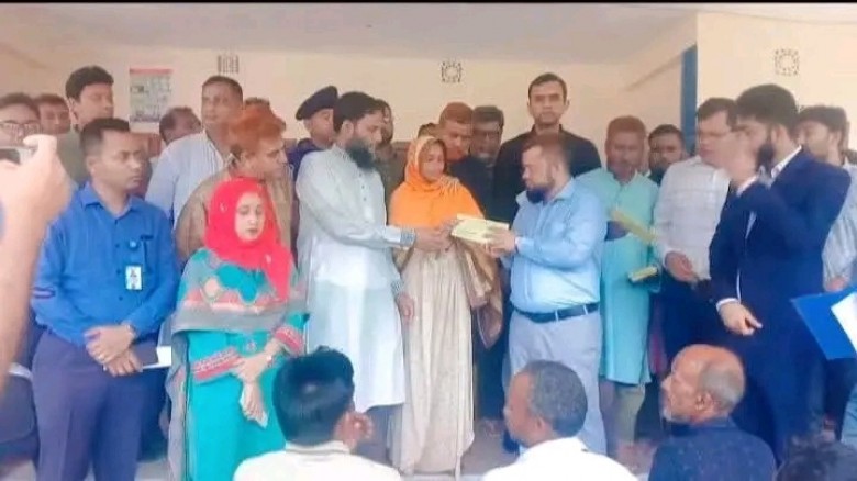গাইবান্ধার সুন্দরগঞ্জে কুকুরের কামড়ে নিহত পরিবারের পাশে জেলা প্রশাসন ও সংসদ সদস্য