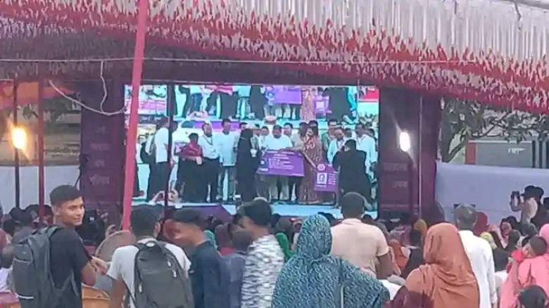 ক্ষেতলালে ফ্যামিলি কার্ড বিতরণ কার্যক্রমের উদ্বোধন